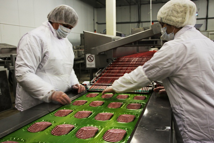 В Чите работники мясокомбината украли более двух тонн деликатесов