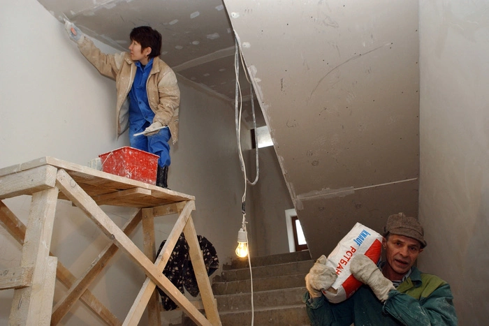 В Сысерти маляр убил коллегу стамеской, поспорив из-за слоев краски