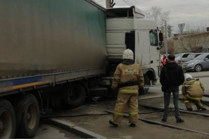 В Екатеринбурге трамвай въехал в грузовик, два человека госпитализированы