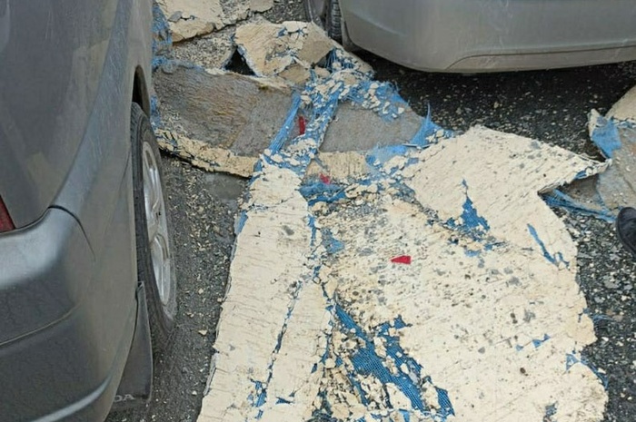 В Нижнем Тагиле со стены 16-этажного дома на припаркованные автомобили упал кусок штукатурки