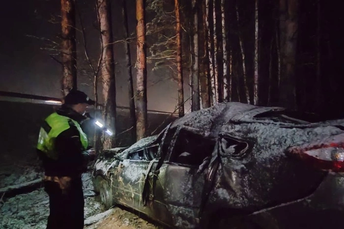 Погиб пассажир: легковушку занесло на заснеженной свердловской трассе
