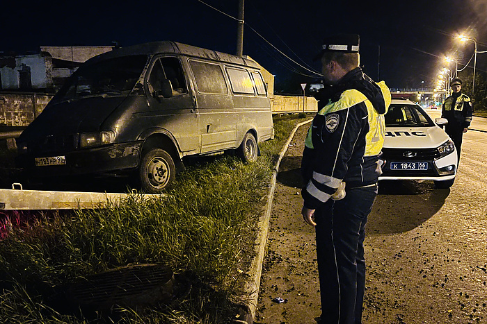В Нижнем Тагиле полицейские заметили на газоне подозрительный фургон с горящими фарами. Водитель был мёртв — фото