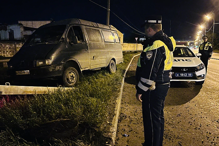 В Нижнем Тагиле полицейские заметили на газоне подозрительный фургон с горящими фарами. Водитель был мёртв — фото