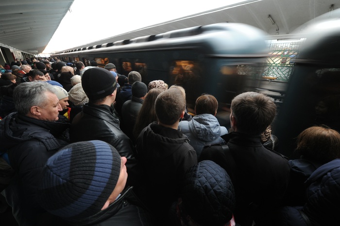 Московское метро отказалось нанимать сотрудников для заталкивания людей в вагоны