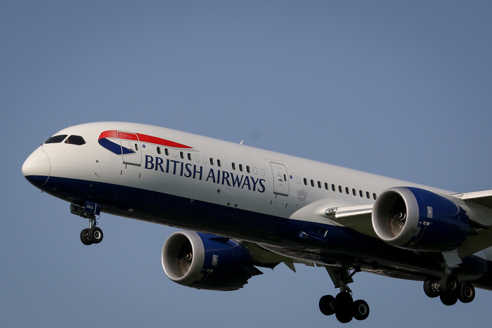 Стюард British Airways пытался провезти на борту самолета 13 кг кокаина