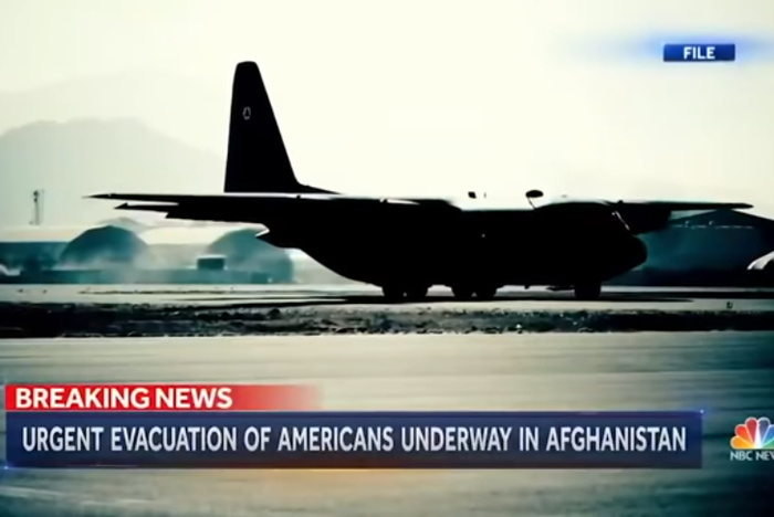 США задействовали авианосец для прикрытия эвакуации из аэропорта Кабула