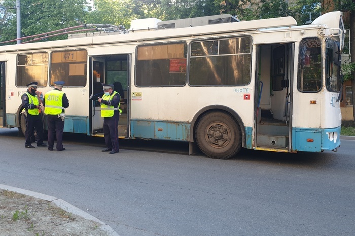 В Екатеринбурге грузовик оборвал троллейбусные провода