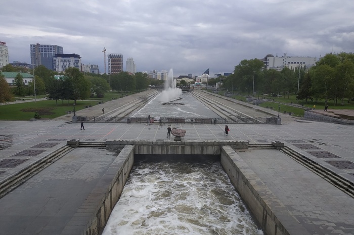 «Медведь», плящущий на Плотинке в День России, стал «звездой» Telegram