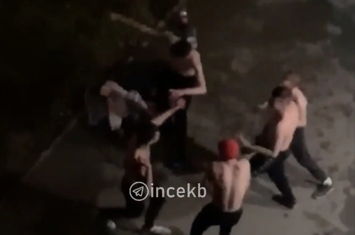 Екатеринбурженка пожаловалась на парней, которые танцевали голыми ночью около её дома