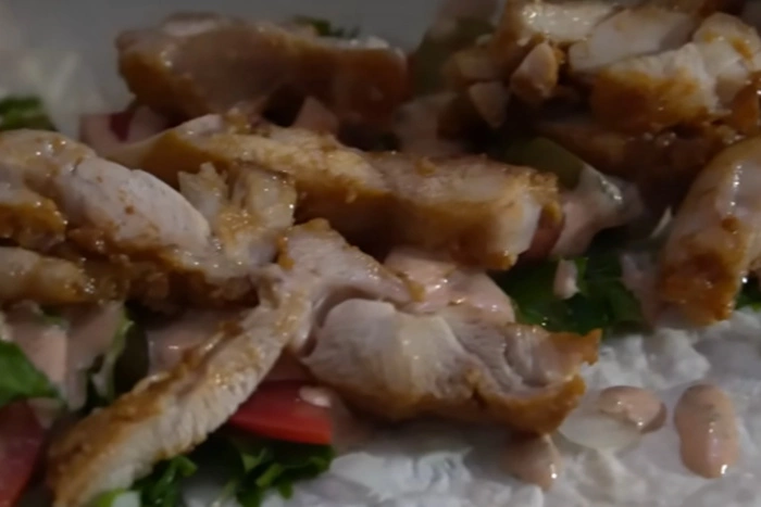 Врач объяснил, чем заболели в Екатеринбурге поевшие шаурмы «У Аро»