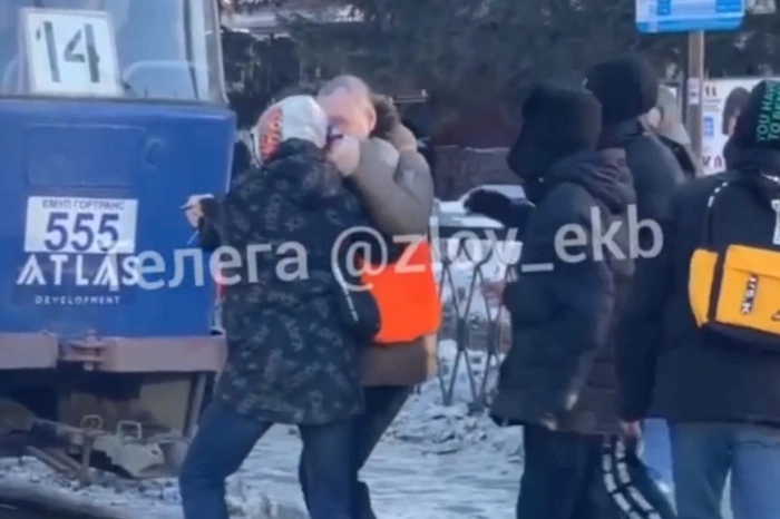 У Монтажного колледжа подростки устроили драку с водителем трамвая