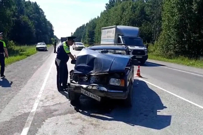 Пожилой водитель погиб в Екатеринбурге при столкновении с попутной машиной