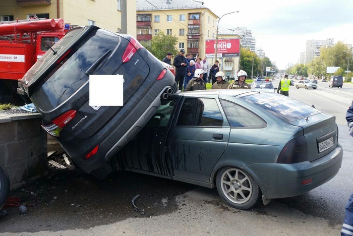 Молодая женщина пострадала по вине водителя Hyundai Santa Fe на Уралмаше