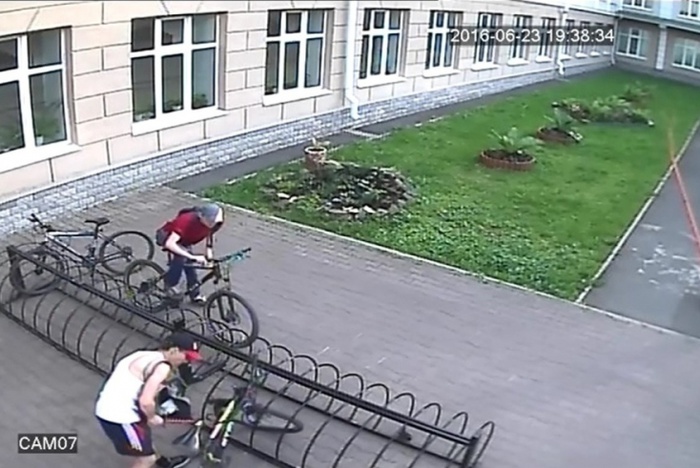 Полиция Екатеринбурга разыскивает подозреваемых в краже велосипедов