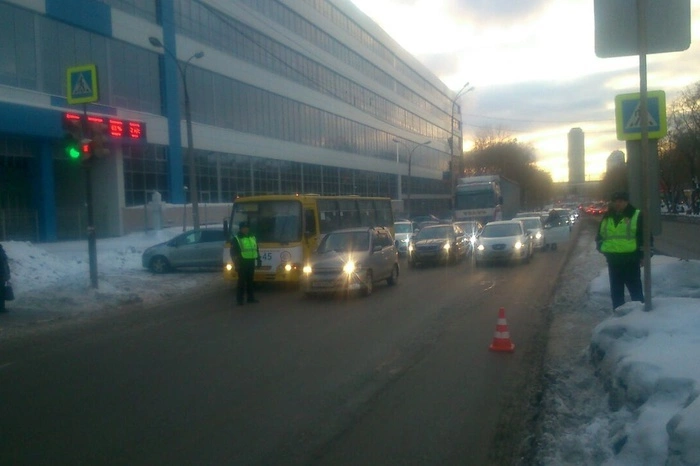 Отвлекшийся от дороги водитель кроссовера сбил ребенка на светофоре на Малышева