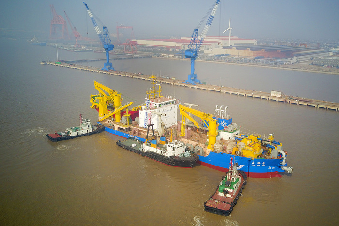 Китай спустил на воду крупнейшее в Азии судно для создания островов