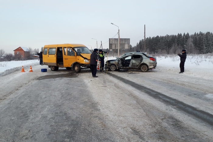 В Свердловской области в ДТП с микроавтобусом погибла женщина