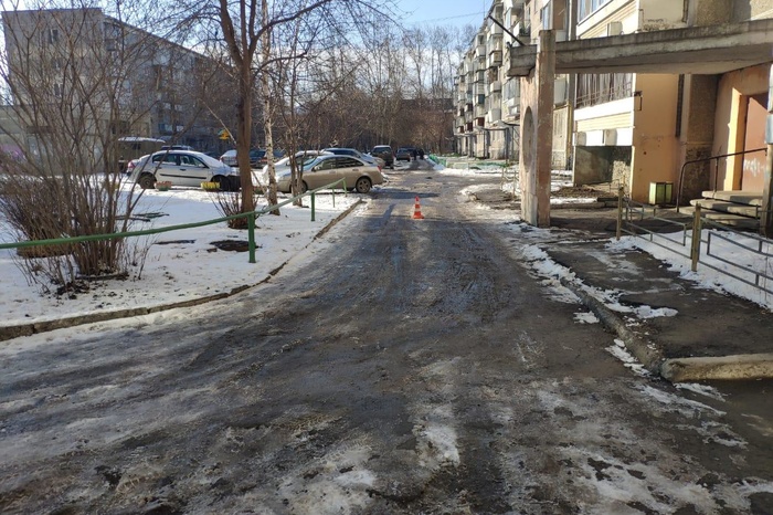 В Екатеринбурге разыскивается водитель, который сбил женщину во дворе дома