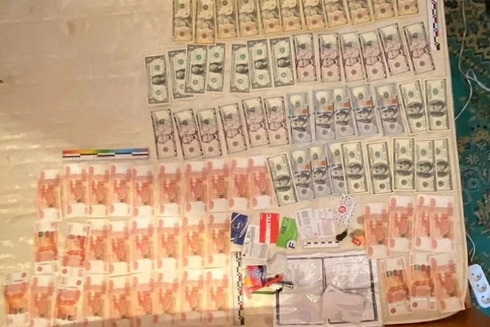 В Екатеринбурге у мужчины на вокзале украли рюкзак с миллионом рублей и кольцом с бриллиантами