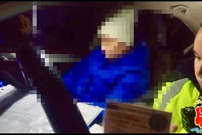 «После семейной ссоры». Пьяную мать задержали на трассе в Каменском районе с тремя детьми в машине