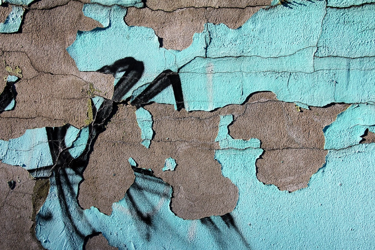 На депутата упала штукатурка в школе на Эльмаше