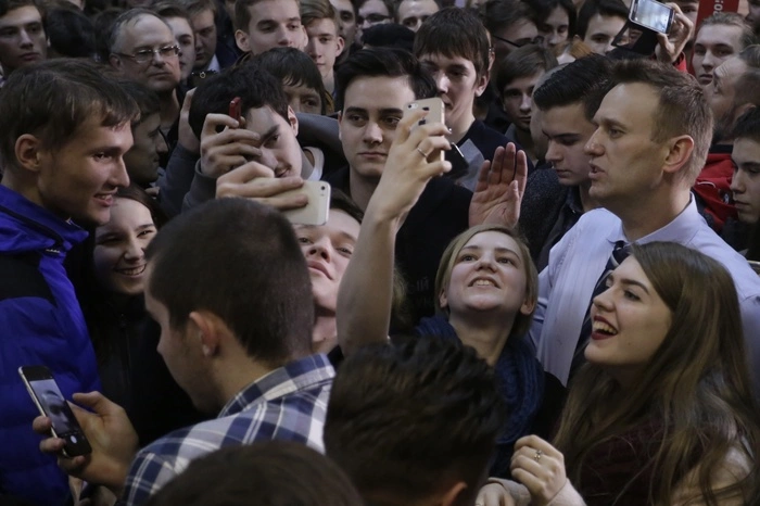 В ЗакСО разгорелся скандал из-за политической наклейки на ноутбуке журналистки
