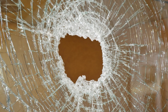 В Екатеринбурге разбили окна и двери в магазине «Пятерочка»