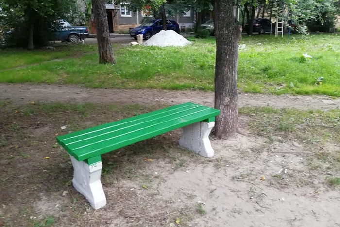 «Это событие». Управляющая компания установила скамейку во дворе на Куйбышева
