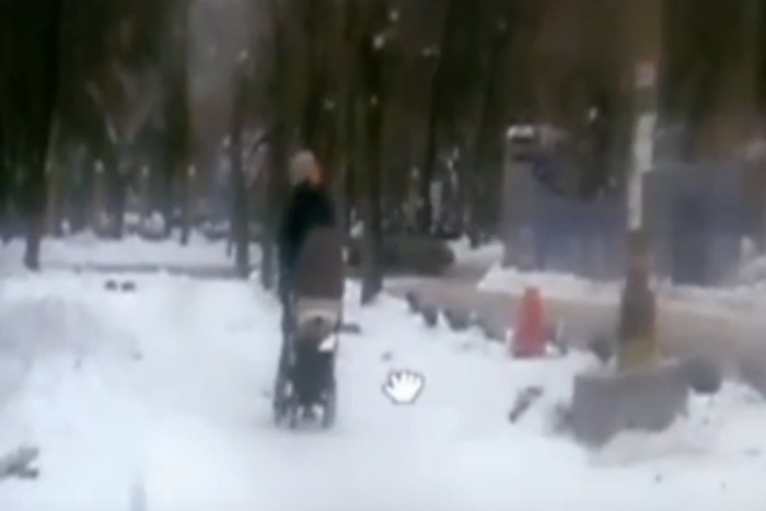 В Екатеринбурге доска с гвоздями едва не убила женщину, которая шла с коляской — видео