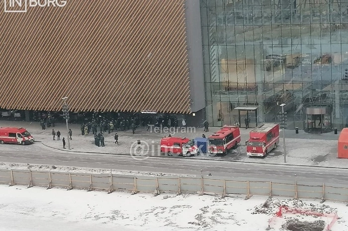 К ТЦ Veer Mall съехались пожарные