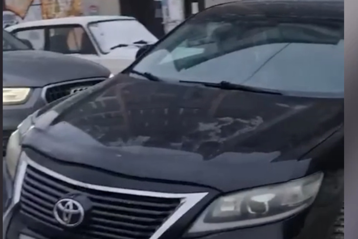 Автохам на Toyota Camry, паркующийся поперек, кошмарит соседей по ЖК в Екатеринбурге