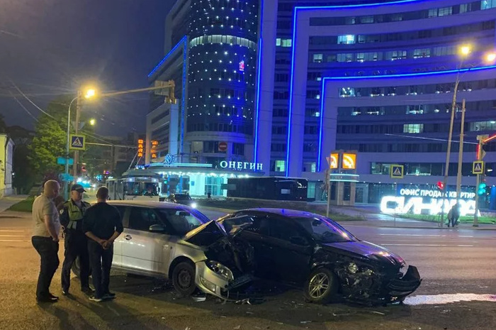 В центре Екатеринбурга пьяный водитель устроил аварию