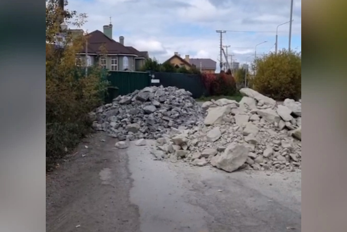В Екатеринбурге жители коттеджей перекрыли единственную дорогу к школе