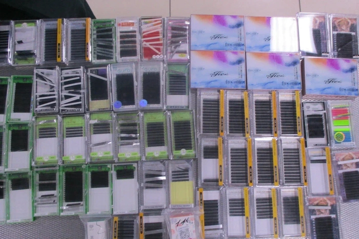 В Екатеринбург не разрешили ввезти четыре килограмма ресниц