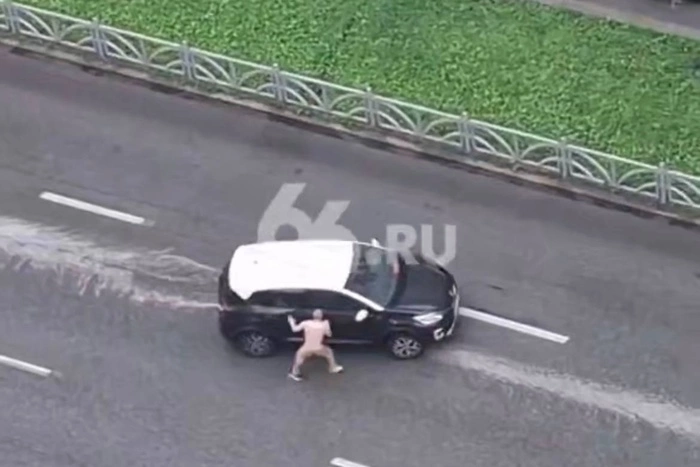 В центре Екатеринбурга голый мужчина запрыгивает в машины на полном ходу