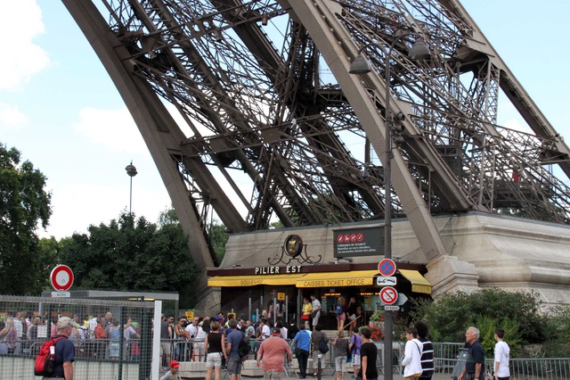 В Париже турист задержан за радиоуправляемый самолетик