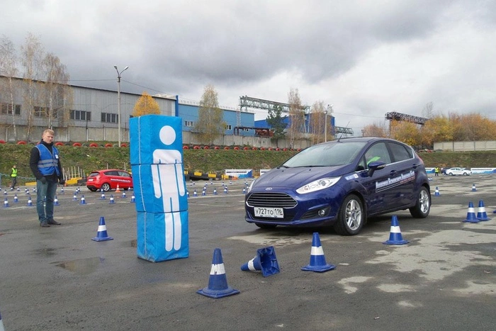 В Екатеринбурге водители-новички примерили «опьяняющие» очки
