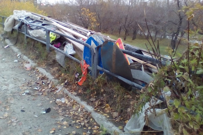 ГУДСР оставило кучу строительного хлама после ремонта моста по Щербакова (ФОТО)