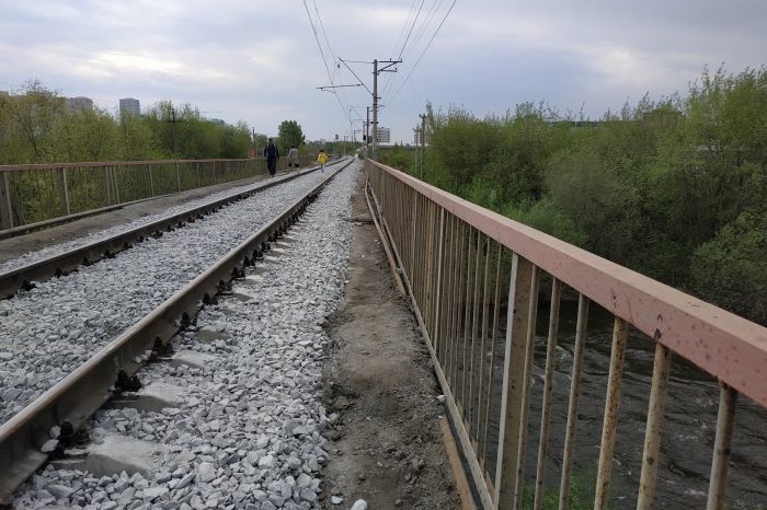 Путеизмерительный поезд задавил мотоциклиста в Свердловской области