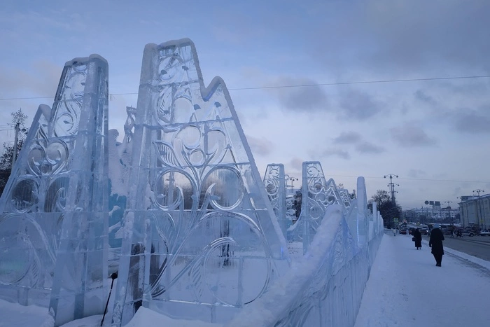 У Ледового городка после обрушения стены отпилили верхушки «айсбергов»