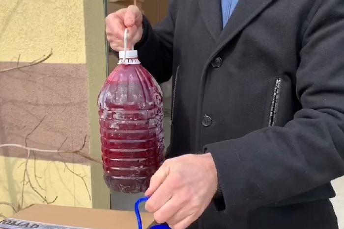 Уральский бизнесмен привез тонну натурального сиропа для больных COVID-19