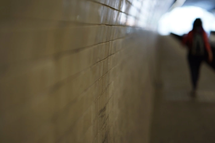 В Екатеринбурге неизвестный преследует девушек