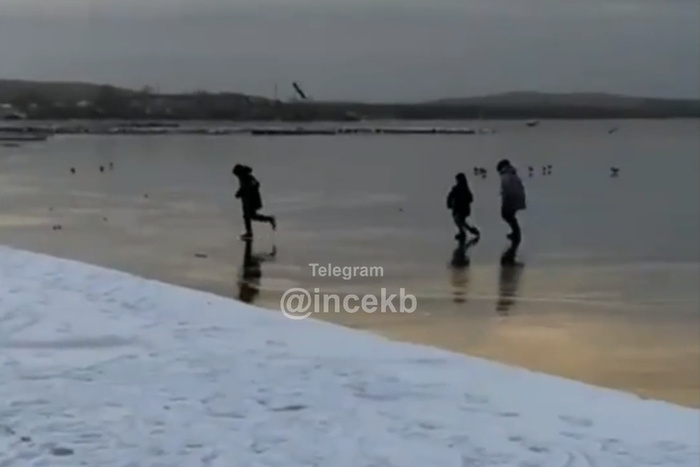 Дети играли на тонком льду Верх-Исетского пруда