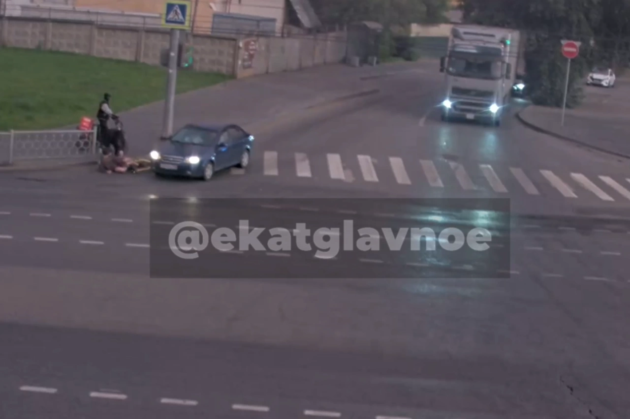 В Екатеринбурге парочка подростков на самокате протаранила автомобиль — видео