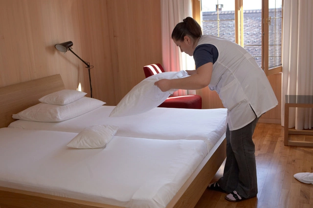 Постояльца британского отеля арестовали за «агрессивное мытье полов»