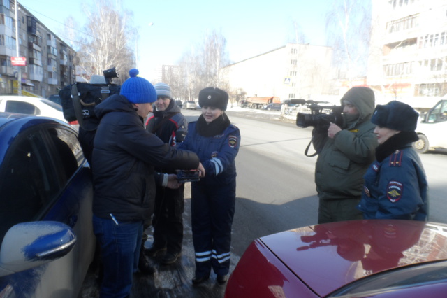 Сотрудники ГИБДД поздравили мужчин-водителей с 23 февраля