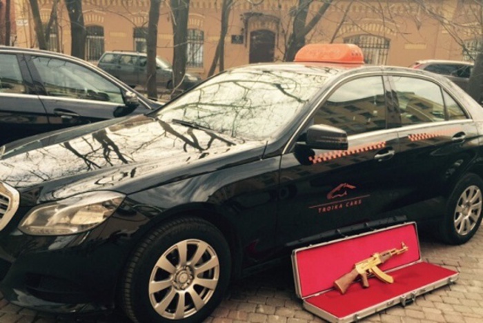 Пассажир оставил в петербургском такси золотой автомат Калашникова и пропал
