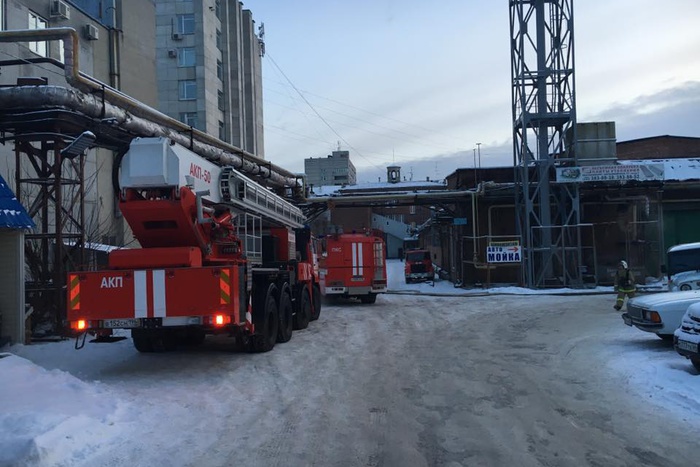 В Екатеринбурге из-за пожара перекрыли улицу Гагарина
