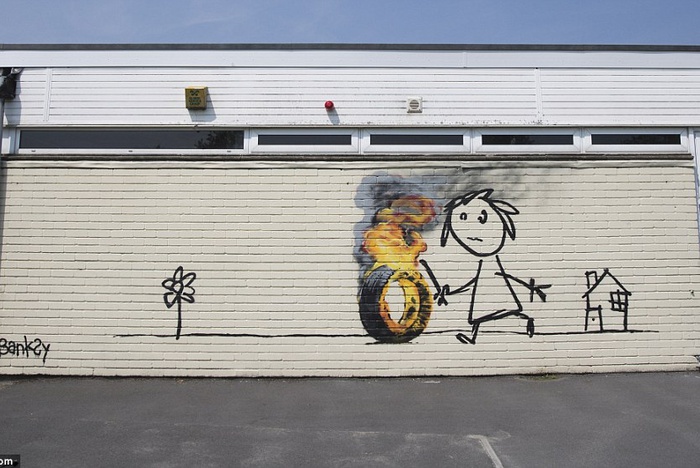 Бэнкси нарисовал граффити на стене школы в своем родном городе