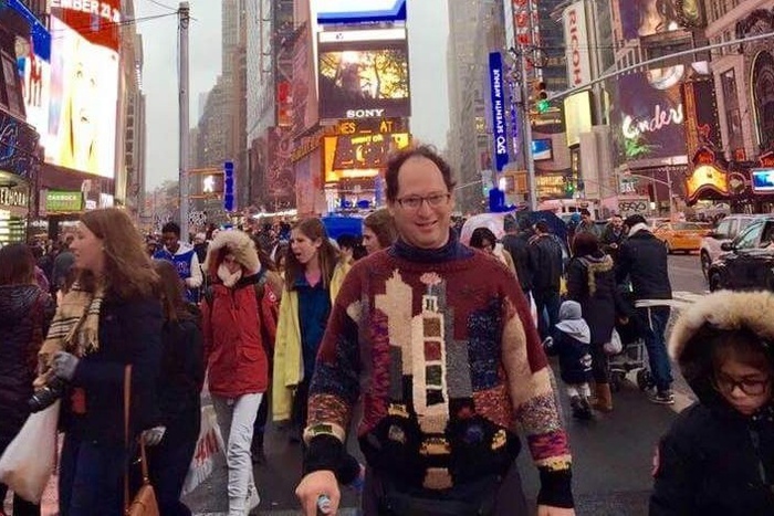 Турист связал 100 свитеров с изображением посещенных им достопримечательностей